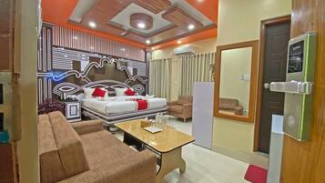 Quarto casal superior, 1 cama King, vista para a cidade | Banheiro | Chuveiro, chuveiro com efeito de chuva, produtos de toalete grátis