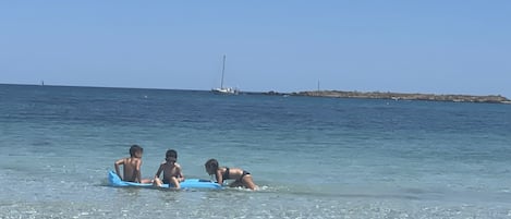 Una spiaggia nelle vicinanze, lettini da mare