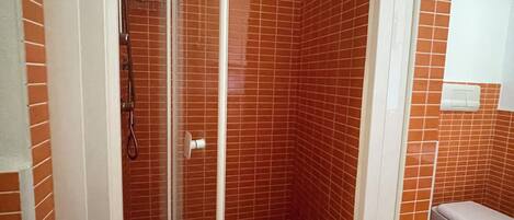 Secador de pelo, bidet, toallas, jabón