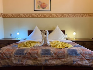 Habitación básica con 1 cama doble o 2 individuales | 1 dormitorio, escritorio, wifi gratis