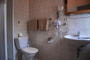 Habitación básica con 1 cama doble o 2 individuales | Baño