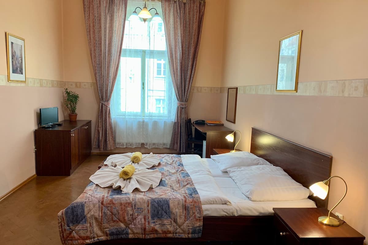 Habitación básica con 1 cama matrimonial o 2 individuales | Escritorio y wifi gratis
