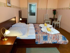 Habitación básica con 1 cama doble o 2 individuales | 1 dormitorio, escritorio, wifi gratis