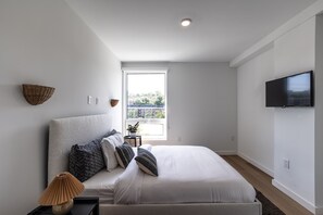 2 bedrooms, desk, iron/ironing board, WiFi