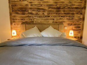 2 dormitoris, planxa i posts de planxar i un bressol de viatge