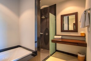 Sèche-cheveux, serviettes fournies, savon, papier toilette