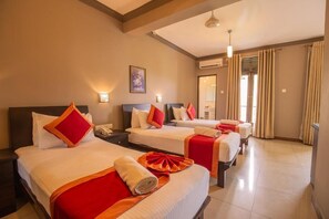 Chambre triple Deluxe | Coffre-fort, fer et planche Ă repasser, accĂšs au Wi-Fi (inclus)