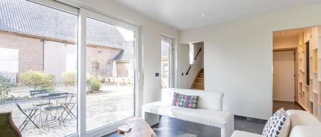 Smart TV, table tennis