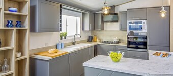 Atlas Lilac Lodge VIP