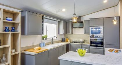 Atlas Lilac Lodge VIP