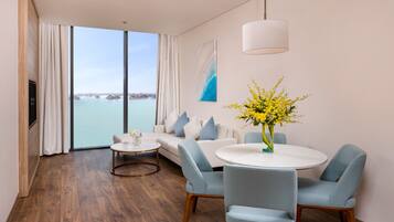Two-bedroom Residence Executive Bay Vista | Bộ đồ giường cao cấp, chăn bông, nệm có lớp đệm bông, minibar