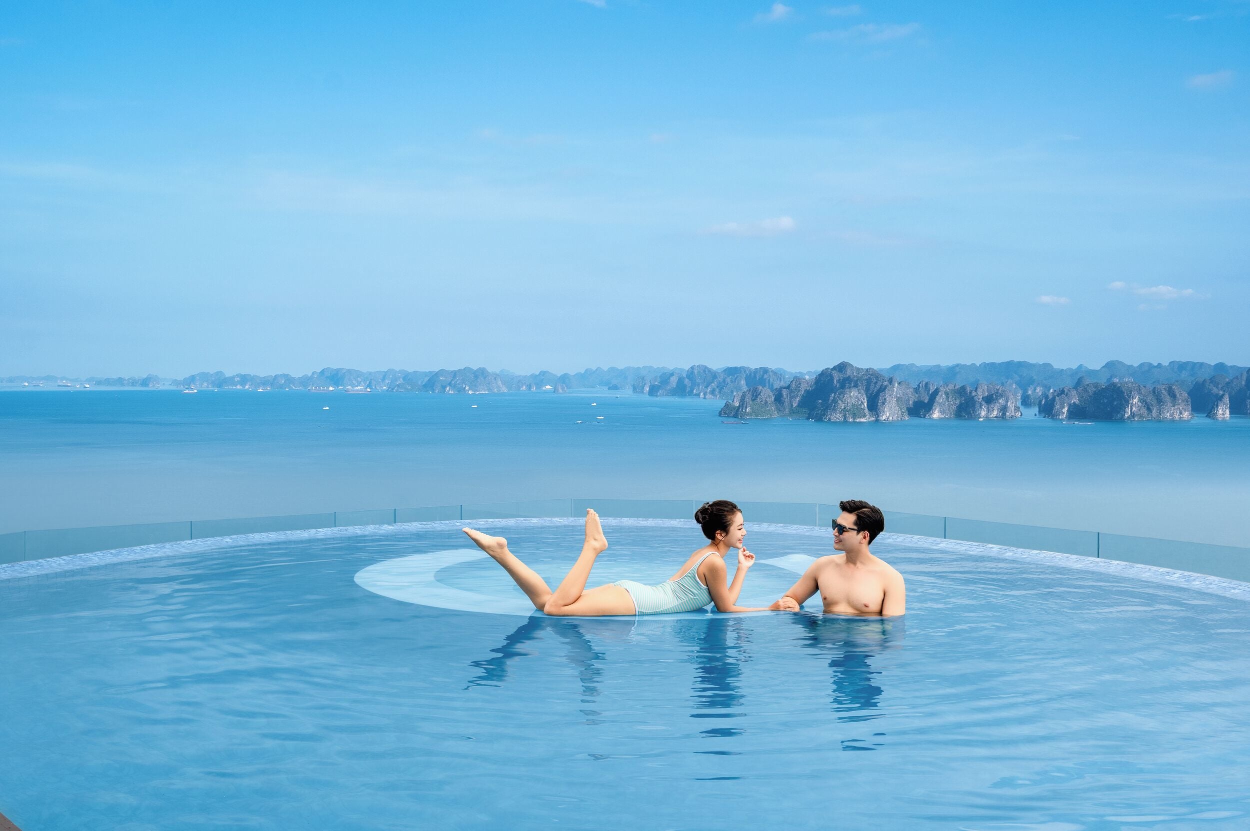 Een binnenzwembad, een buitenzwembad en redders ter plaatse