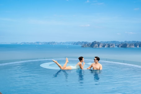 Piscine couverte, piscine extérieure, maîtres-nageurs sur place. A La Carte Ha Long Bay Managed by TASECO