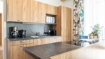 Réfrigérateur, micro-ondes, four, plaque de cuisson