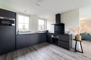 Mikrobølgeovn, ovn, kokeplater og oppvaskmaskin