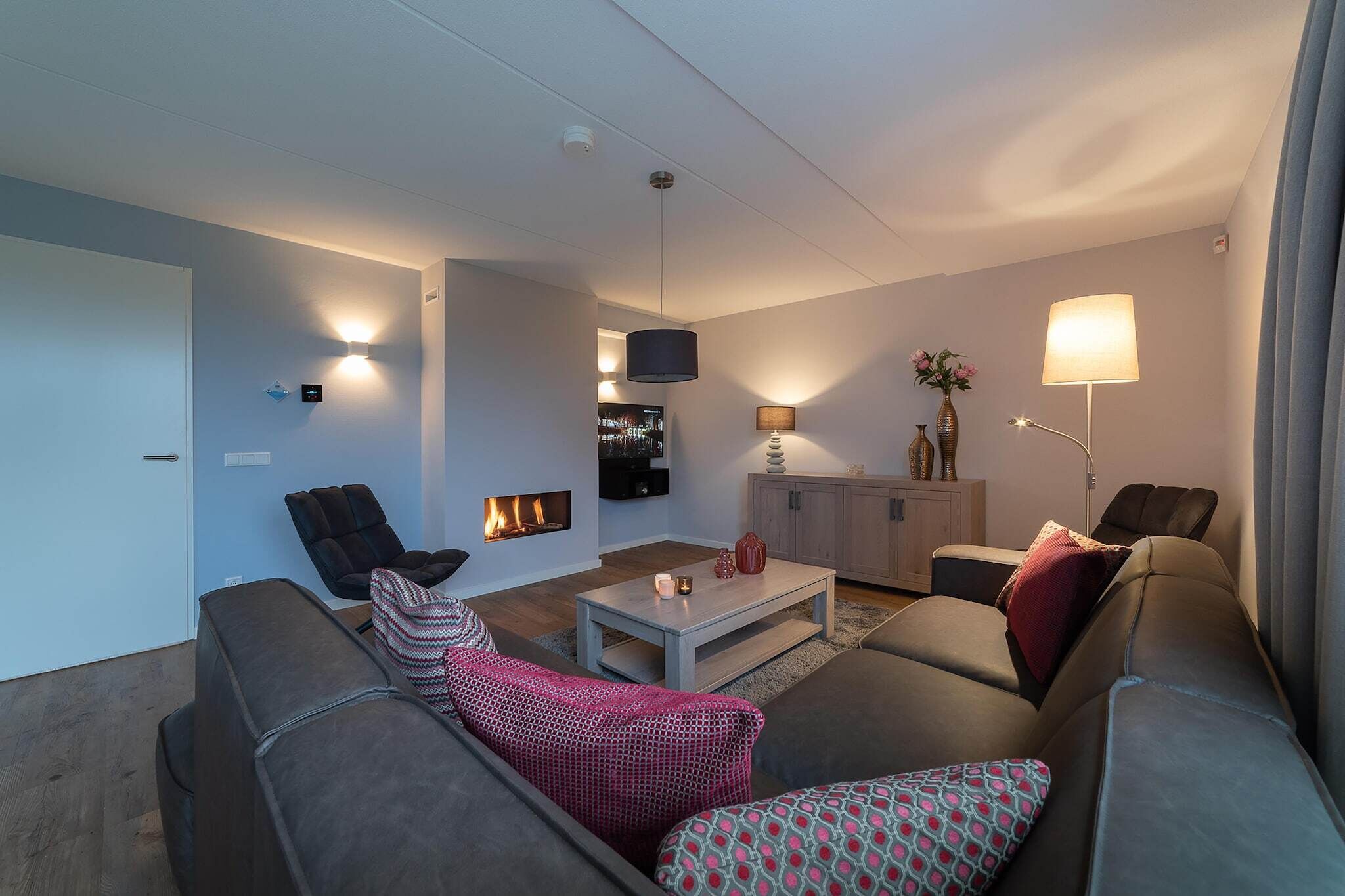 Smart TV, fireplace, DVD player, stereo