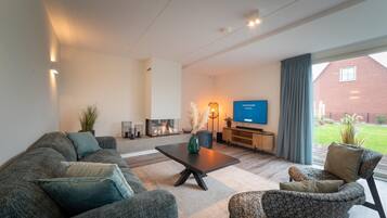 Smart-tv, eldstad, dvd-spelare och en stereo