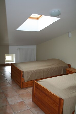 15 Schlafzimmer, Schreibtisch, Bügeleisen/Bügelbrett, Reisekinderbett