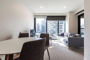 Dining - FREE Parking 1BR Unit Near YARRA River! (Docklands)