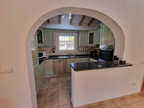 Jääkaappi, mikroaaltouuni, uuni, kahvin-/teenkeitin