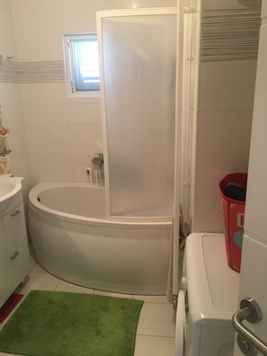 Ensemble douche/baignoire, sĂšche-cheveux, serviettes fournies