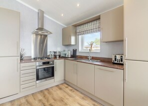 Fridge, oven, stovetop, toaster - 1 bedroom accommodation in Swinethorpe, Nr Lincoln (Swinethorpe, Nr Lincoln)