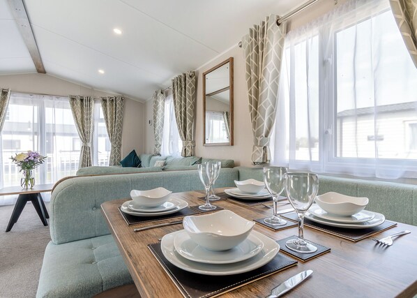 Dining - Platinum Caravan 6 Berth (2 bed) (Skegness)