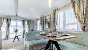 Un interior moderno con comedor, asientos y vistas.