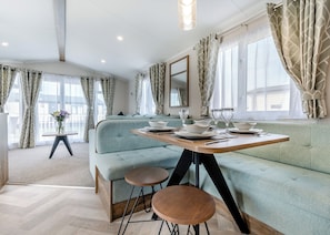 Ein modernes Interieur mit Essbereich, Sitzgelegenheiten und Blick.