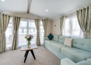 Living area - Platinum Caravan 6 Berth (2 bed) (Skegness)