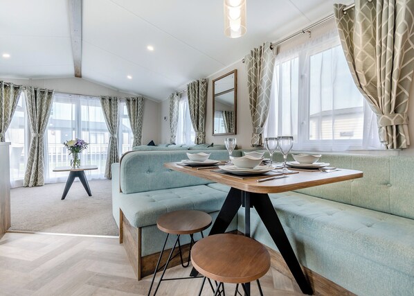 Dining - Platinum Caravan 6 Berth (2 bed) (Skegness)