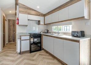 Køleskab, ovn, kogeplade, brødrister