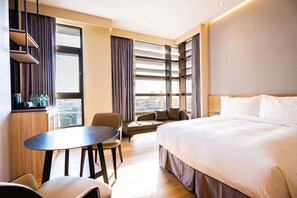 Deluxe Quadruple Room | Premium bedding, down comforters, pillowtop beds, free minibar - Euphoria Hotel (Lukang)