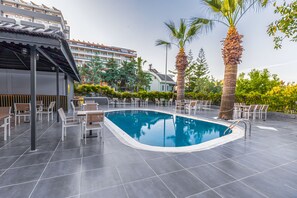 2 bares/lounges, bar ao lado da piscina