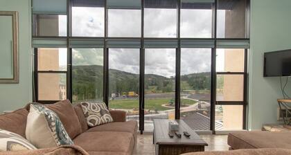 10 Guests, 3BR/2BA, Large Living Area & Wood Fire.