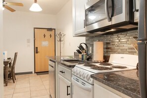 Refrigerador, microondas, horno y parrilla de estufa 