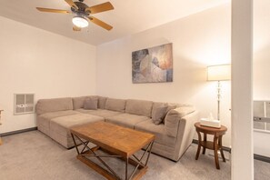 Televisión y chimenea 