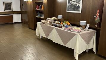 Se ofrece un desayuno completo (15 EUR por persona)