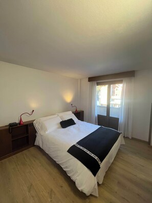 Chambre double ou avec lits jumeaux | Coffre-fort, bureau, accès au Wi-Fi (inclus), literie fournie