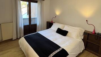 Coffres-forts dans les chambres, bureau, Wi-Fi gratuit, draps fournis