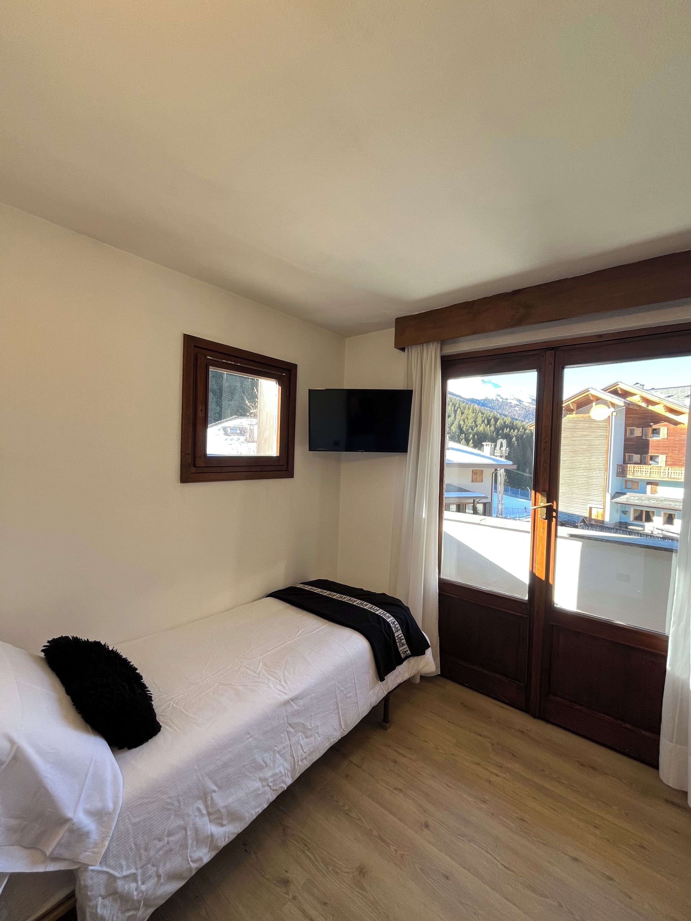 Enkelrum | Värdeförvaringsskåp på rummet, skrivbord, gratis wi-fi och sängkläder