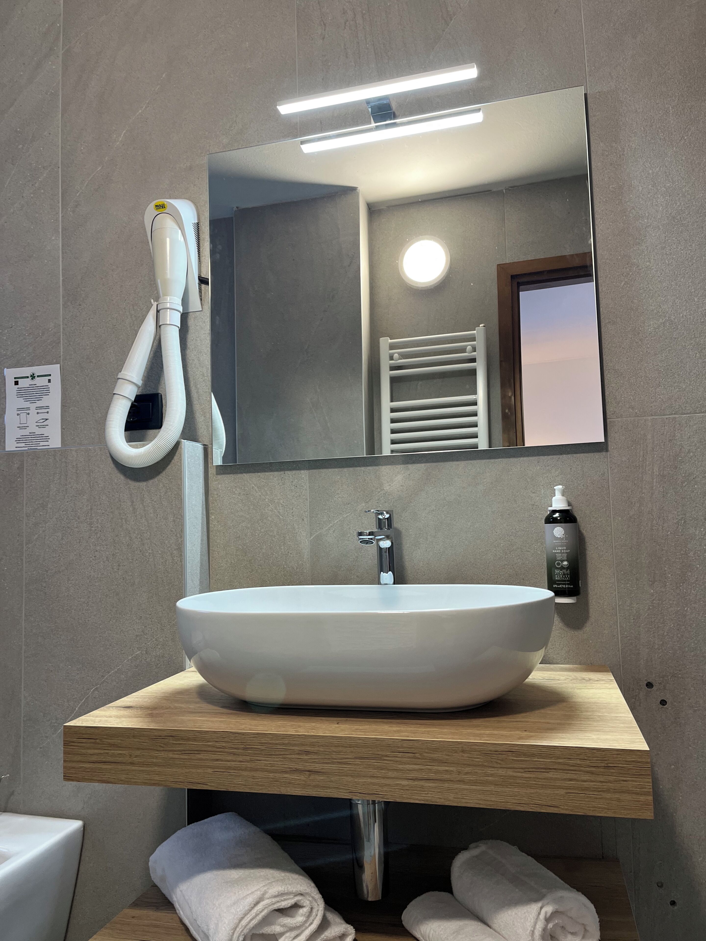 Fyrbäddsrum | Badrum | Gratis toalettartiklar, hårtork, bidé och handdukar