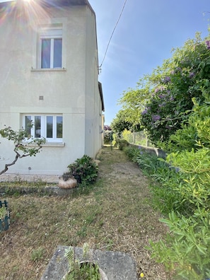 Basic Townhome | Terrace/patio - Comme chez soi - Deplacement Pro (Mondeville)