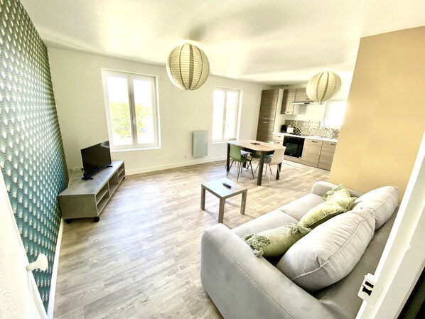 Basic Apartment | Ruang tamu | TV skrin rata