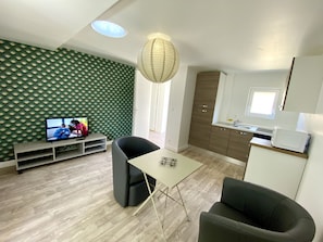 Basic Apartment | Living area | Flat-screen TV - Comme chez soi - Deplacement Pro (Mondeville)