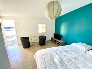 Basic Apartment | Ruang tamu | TV skrin rata