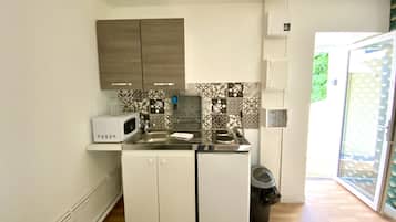 Basic Apartment | Private kitchen | Full-sized fridge, microwave, stovetop, electric kettle