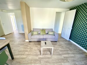 Apartamento básico | Área de estar | TV de tela plana