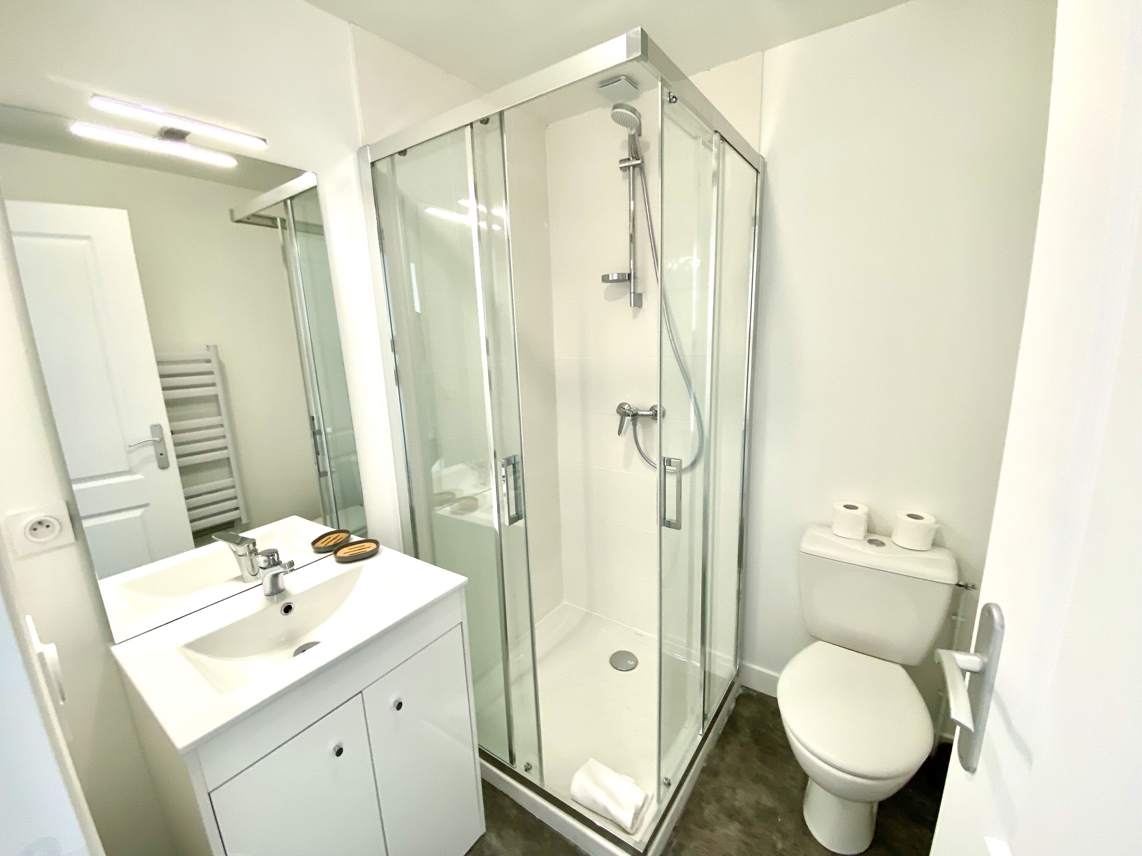 Eenvoudig appartement | Badkamer | Een haardroger, handdoeken
