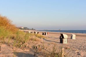 På stranden
